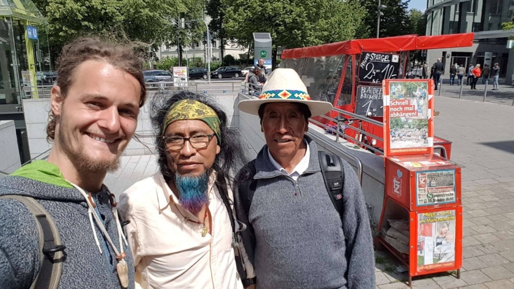 Moritz Waldner in München mit bolivianischen Schamanen als Symbol für gelebten und geerdeten Schamanismus.