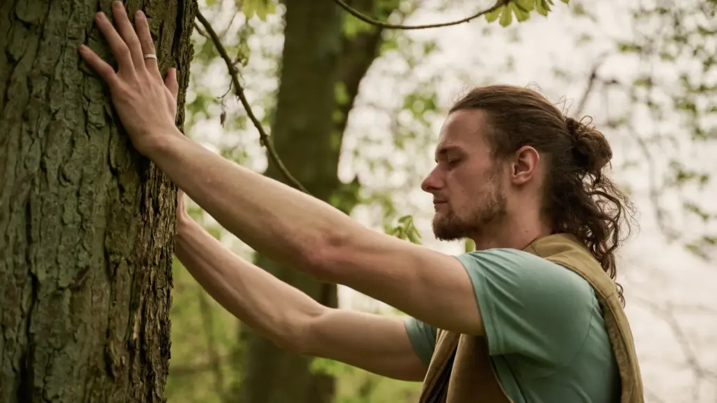 Moritz Waldner in der Natur als Sinnbild für seinen persönlichen Gesundheitsweg und das Vertrauen in den eigenen Körper.