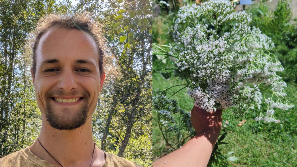 Moritz Waldner betrachtet eine Pflanze in seiner Hand als Symbol für Körperwahrnehmung und das Spüren eigener Bedürfnisse.